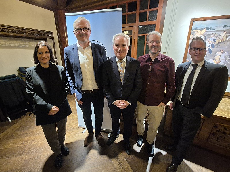 Konferenz in unmittelbarer Nähe von Elefanten