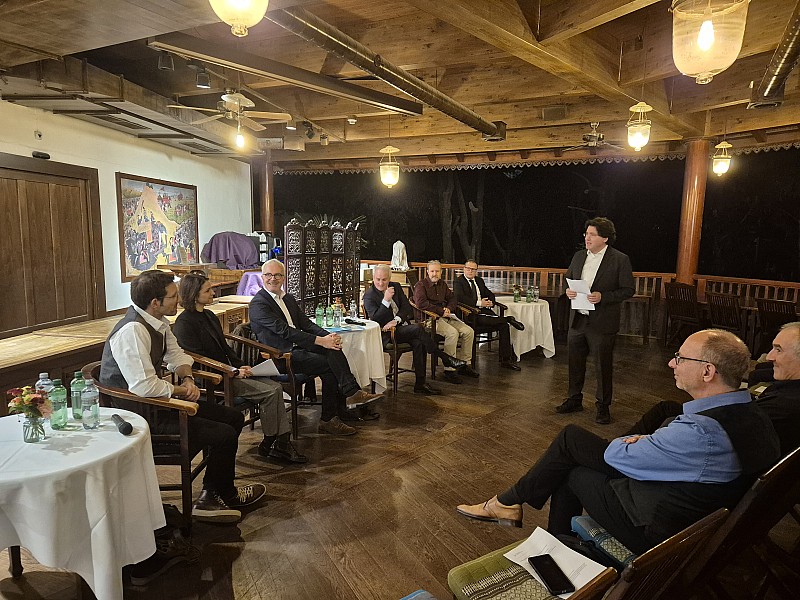 Konferenz in unmittelbarer Nähe von Elefanten