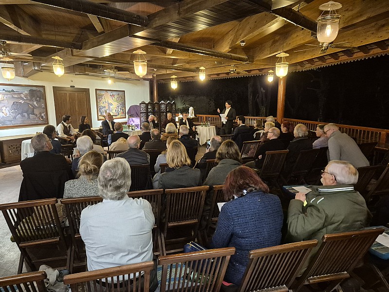 Konferenz in unmittelbarer Nähe von Elefanten