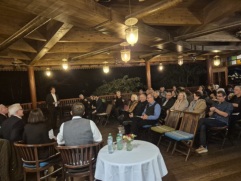 Konferenz in unmittelbarer Nähe von Elefanten