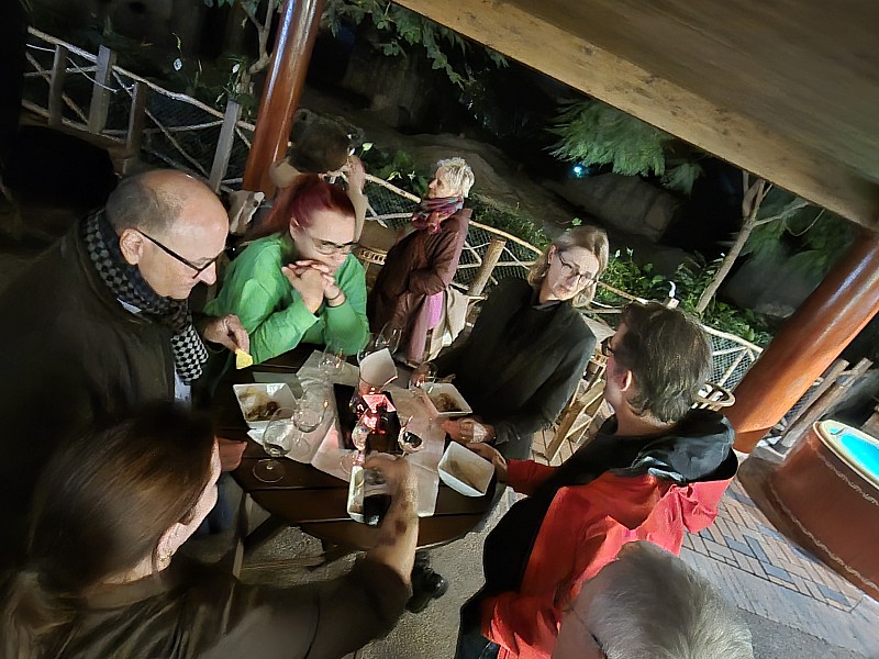 Konferenz in unmittelbarer Nähe von Elefanten